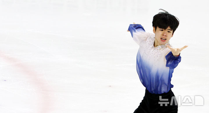 [서울=뉴시스] 박주성 기자 = 3일 서울 목동아이스링크에서 열린 피겨스케이팅 국가대표 최종 선발전을 겸한 제80회 전국남녀 피겨스케이팅 종합선수권대회 쇼트 프로그램 경기에서 서민규 선수가 연기를 펼치고 있다. 2026.01.03. park7691@newsis.com