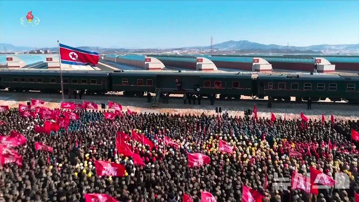 [서울=뉴시스] 김정은 북한 국무위원장이 2일 준공을 앞둔 신의주온실종합농장 건설장을 방문해 현장을 시찰하고 청년전위·군인 건설자를 격려했다고 조선중앙TV가 3일 보도했다. (사진=조선중앙TV 캡처) 2026.01.03. photo@newsis.com