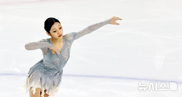 [서울=뉴시스] 박주성 기자 = 3일 서울 목동아이스링크에서 열린 피겨스케이팅 국가대표 최종 선발전을 겸한 제80회 전국남녀 피겨스케이팅 종합선수권대회 쇼트 프로그램 경기에서 신지아 선수가 연기를 펼치고 있다. 2026.01.03. park7691@newsis.com