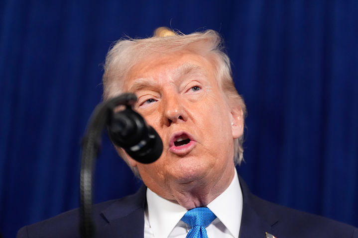 [팜비치=AP/뉴시스] 도널드 트럼프 미국 대통령이 3일(현지 시간) 플로리다주 팜비치의 마러라고 사저에서 니콜라스 마두로 베네수엘라 대통령 체포 관련 기자회견을 하고 있다. 트럼프 대통령은 "안전하고 적절한 정권 이양이 이뤄질 때까지 미국이 베네수엘라를 통치할 것"이라고 밝혔다. 2026.01.04.