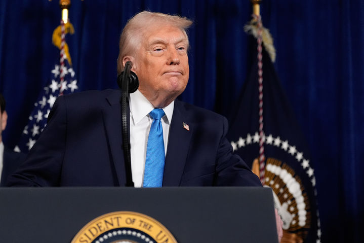 [팜비치=AP/뉴시스] 도널드 트럼프 미국 대통령이 3일(현지 시간) 플로리다 팜비치 마러라고에서 베네수엘라 공격에 대한 기자회견을 하고 있다. 트럼프 대통령은 베네수엘라 야권 지도자 마리아 코리나 마차도가 내부적으로 존경 받지 못 한다며, 지도자가 되기 어려울 것이라고 평가했다. 2026.01.04.