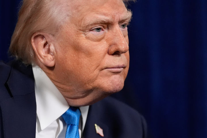 [팜비치=AP/뉴시스]도널드 트럼프 미국 대통령이 3일(현지 시간) 미국 플로리다주 팜비치의 마러라고 자택에서 기자회견을 열고 니콜라스 마두로 베네수엘라 대통령 체포 작전을 설명하고 있다. 2026.01.04.