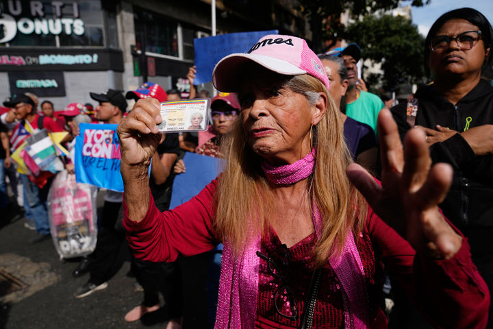 [카라카스=AP/뉴시스] 3일(현지 시간) 도널드 트럼프 미국 대통령이 니콜라스 마두로 베네수엘라 대통령을 체포해 국외로 이송했다고 발표한 뒤 베네수엘라 카라카스에서 마두로 대통령의 지지자들이 반미 시위를 하고 있다. 2026.01.04.