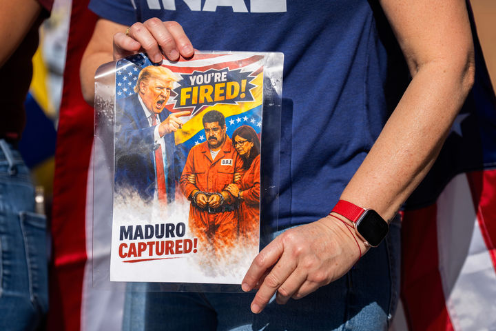 [케이티=AP/뉴시스]3일(현지 시간) 미국 텍사스주 케이티의 한 라틴 마켓 주차장에서 한 여성이 도널드 트럼프 미국 대통령과 니콜라스 마두로 대통령 부부가 나온 인쇄물을 들고 있다. 2026.01.04.
