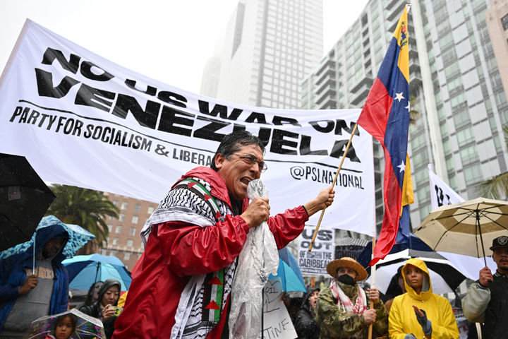 [로스앤젤레스=AP/뉴시스] 3일(현지 시간) 미 캘리포니아주 로스앤젤레스의 퍼싱 스퀘어에서 시위대가 베네수엘라에 대한 미국의 공격을 규탄하고 있다. 2026.01.03.