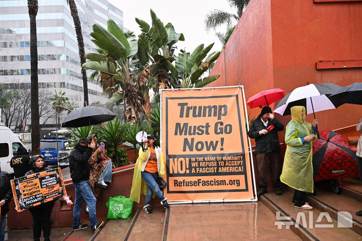 [로스앤젤레스=AP/뉴시스] 3일 미국 캘리포니아주 로스엔젤레스에서 미국의 베네수엘라 공습에 항의하는 시위가 벌어지고 있다. 2026.01.05.