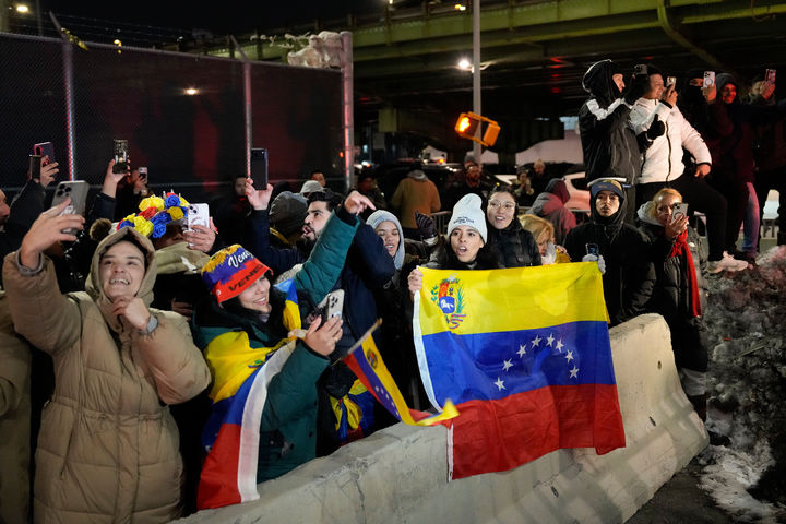 [뉴욕=AP/뉴시스] 3일(현지 시간) 미국 뉴욕 브루클린의 메트로폴리탄 구치소 앞에서 베네수엘라 국기를 든 사람들이 니콜라스 마두로 베네수엘라 대통령의 체포를 축하하며 그의 도착을 기다리고 있다. 2026.01.04.