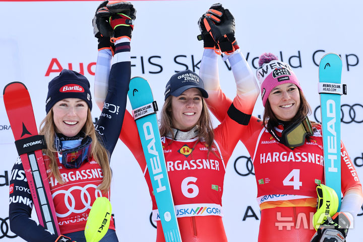 [크란스카고라=AP/뉴시스] 카미유 라스트(스위스·가운데)가 4일(현지 시간) 슬로베니아 크란스카고라에서 열린 2025~2026 국제스키연맹(FIS) 월드컵 알파인 여자 회전 경기에서 우승을 차지한 뒤 2위 미케일라 시프린(미국·왼쪽), 3위 웬디 홀데너(스위스)와 함께 기뻐하고 있다. 2026.01.04.