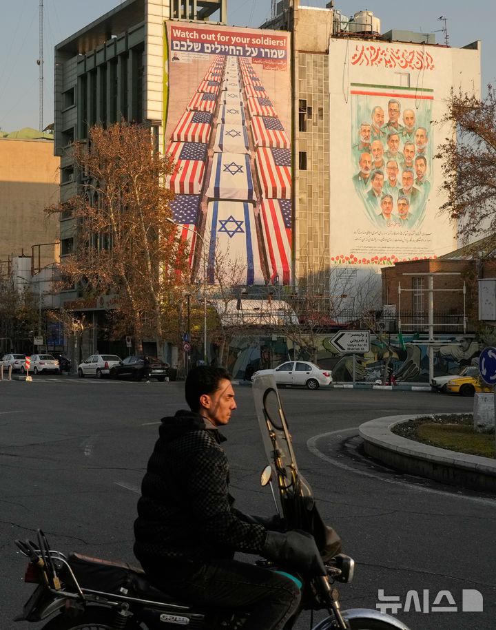 이란 시위 사망자 35명으로 늘어, 하메네이 엄포 후에도 지속