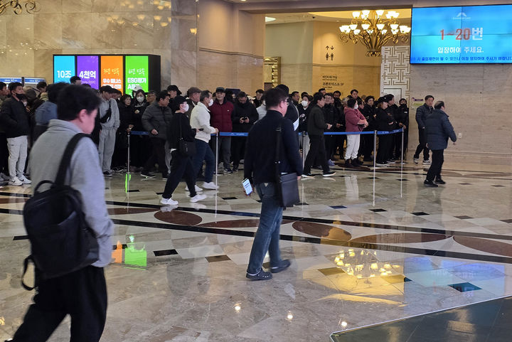 [정선=뉴시스] 지난 3일 오전10시 강원랜드 카지노 입장순번 1~20번' 전광판 안내에 따라 고객들이 이동하고 있다. *재판매 및 DB 금지