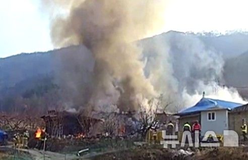 의성 주택 화재, 2명 심정지·1명 화상…큰 불 잡고 진화중