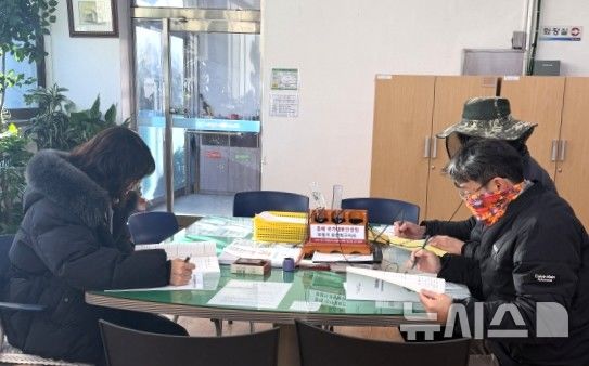 [포항=뉴시스] 지난 2일 경북 포항시 북구 신광면 행정복지센터에서 '식량 대책 분야 지원 사업 공모' 신청을 받고 있다. (사진=포항시 제공) 2026.01.04. photo@newsis.com