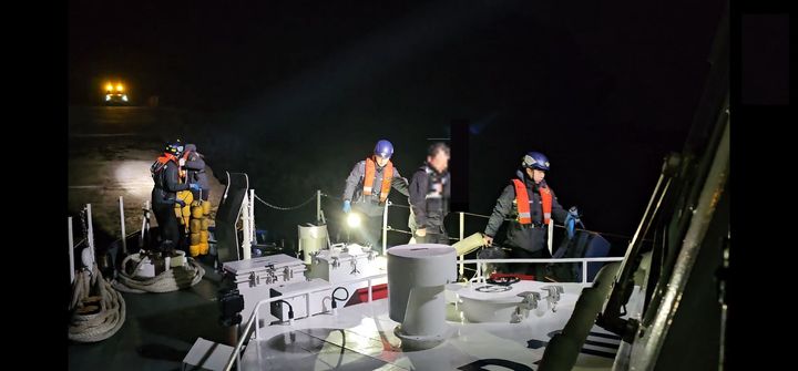 [태안=뉴시스] 지난 3일 오후 10시47분께 충남 태안군 남면 거아도에서 발생한 응급환자(모자이크)가 해경 경비함에 올라 신진항으로 이송된 후 해경의 안내를 받으며 배에서 내리고 있다. (사진=태안해양경찰서 제공) 2026.01.04. photo@newsis.com *재판매 및 DB 금지