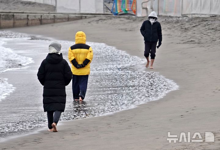 [제주=뉴시스] 오영재 기자 = 흐린 날씨를 보인 4일 오후 제주시 이호테우해변에서 시민이 맨발로 걷는 활동인 '어싱'을 하고 있다. 2026.01.04. oyj4343@newsis.com 