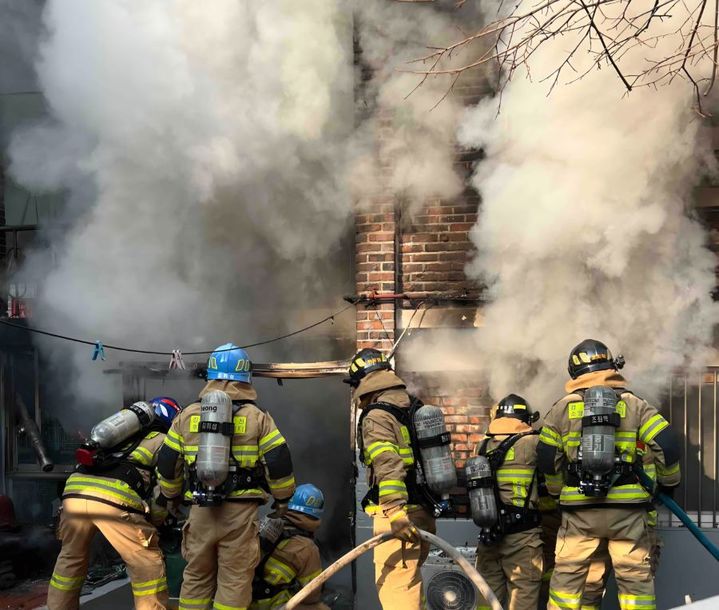 [춘천=뉴시스] 4일 오전 9시54분께 강원 춘천시 후평동 다세대주택 원룸에서 화재가 발생해 1명이 숨지고 1명이 중상을 입었다. (사진=강원도 소방본부 제공) 2026.01.04. photo@newsis.com *재판매 및 DB 금지