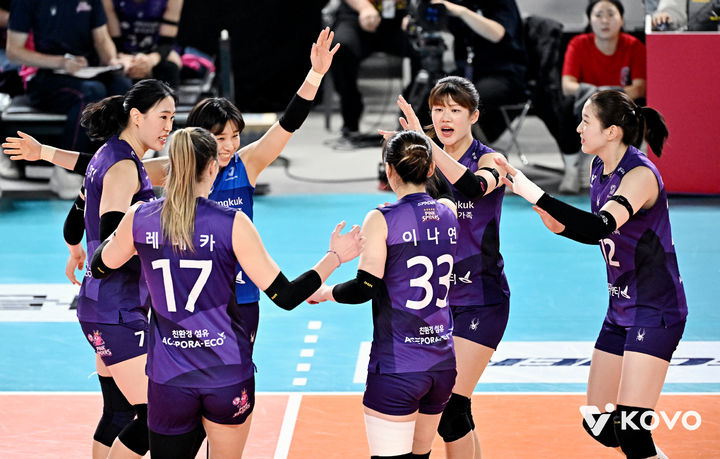 [서울=뉴시스] 여자 프로배구 흥국생명 선수들이 4일 대전충무체육관에서 열린 진에어 2025~2026 V-리그 여자부 경기에서 정관장을 상대로 득점을 올린 뒤 환호하고 있다. (사진=KOVO 제공) 2026.01.04. *재판매 및 DB 금지