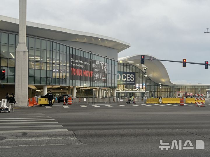 [라스베이거스=뉴시스]이현주 기자 = 6~9일(현지시간) CES 2026이 개막하는 라스베이거스 컨벤션 센터(LVCC) 센트럴홀 전경. 2026.01.04. lovelypsyche@newsis.com 