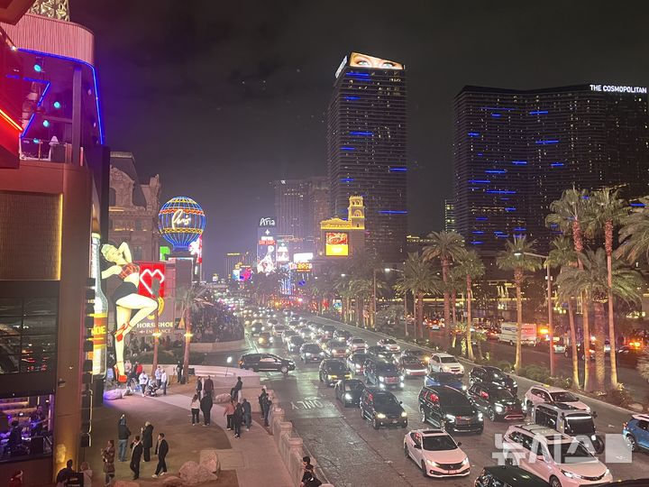 [라스베이거스=뉴시스]이현주 기자 = 6~9일(현지시간) CES 2026 개최를 앞두고 사람들로 북적거리는 라스베이거스 메인 거리 전경. 2026.01.04. lovelypsyche@newsis.com