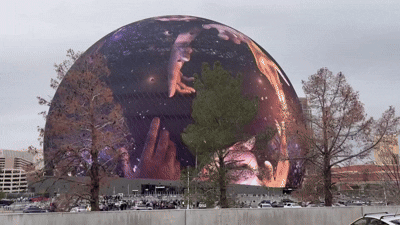 [라스베이거스=뉴시스]이현주 기자 = 6~9일(현지시간) CES 2026이 개막하는 라스베이거스에 위치한 스피어에서 영상이 나오고 있다. 2026.01.04. lovelypsyche@newsis.com