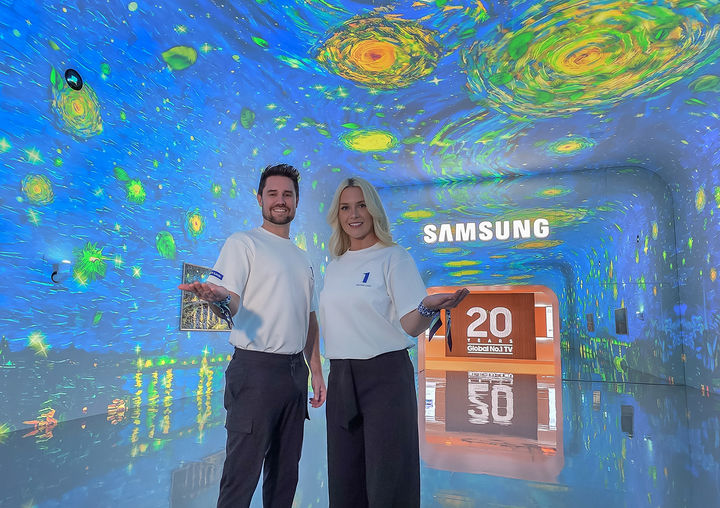 [라스베이거스=뉴시스]삼성전자 모델이 미국 라스베이거스에서 열리는 세계 최대 전자 전시회 'CES 2026'에 마련된 윈호텔 삼성전자 단독 전시관에서 대형 터널 형태의 'AI 갤러리'를 소개하고 있다. (사진 = 삼성전자) 2026.01.04. photo@newsis.com *재판매 및 DB 금지