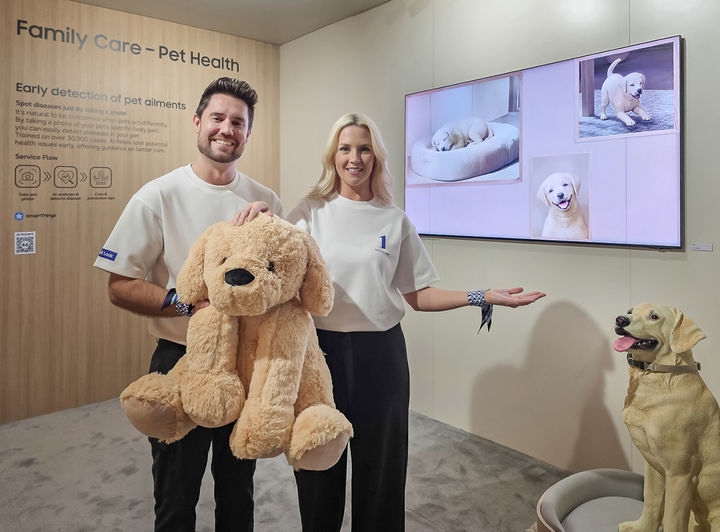 [라스베이거스=뉴시스]삼성전자 모델이 미국 라스베이거스에서 열리는 세계 최대 전자 전시회 'CES 2026'에 마련된 윈호텔 삼성전자 단독 전시관에서 스마트싱스 기반의 펫 케어 서비스를 소개하고 있다. (사진 = 삼성전자) 2026.01.04. photo@newsis.com&nbsp; *재판매 및 DB 금지