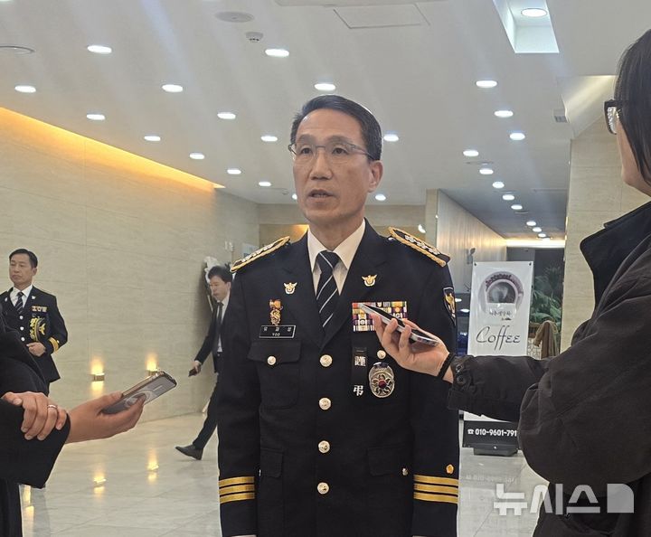 [전주=뉴시스] 강경호 기자 = 교통사고 정리 중 2차 사고로 순직한 고 이승철 경감의 장례가 진행되는 4일 전북 전주시 완산구 전주시민장례문화원에서 유재성 경찰청장 직무대행이 조문을 마친 뒤 취재진과 인터뷰하고 있다. 2026.01.04. lukekang@newsis.com