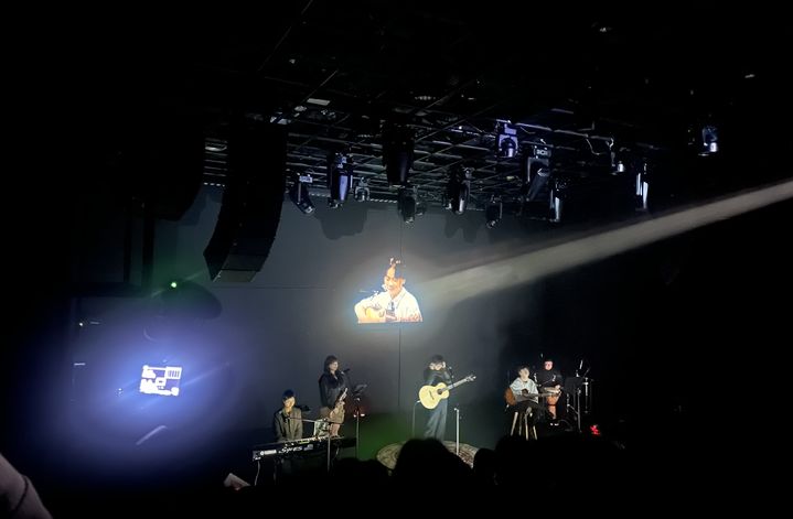 [서울=뉴시스] 이재훈 기자 = 4일 오후 서울 대학로 아르코꿈밭극장에서 열린 '2026 광석이 다시 부르기' 공연에서 박학기가 영상 속 김광석과 '잊어야 한다는 마음으로'를 듀엣하고 있다. 2026.01.04. realpaper7@newsis.com *재판매 및 DB 금지