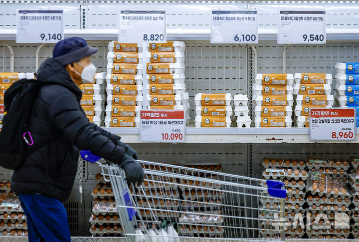 [서울=뉴시스] 정병혁 기자 = 서울 서초구 하나로마트 양재점을 찾은 시민들이 계란을 살펴보고 있다. 2026.12.04. jhope@newsis.com