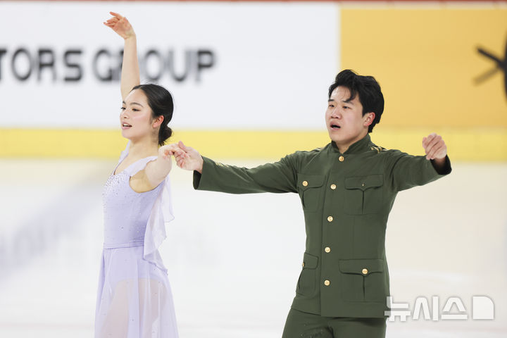 [서울=뉴시스] 김근수 기자 = 피겨스케이팅 선수 임해나-권예 조가 4일 서울 양천구 목동 아이스링크에서 열린 제80회 전국남녀 피겨스케이팅 종합선수권대회 댄스 시니어 프리 댄스에서 연기를 마치고 관중들에게 인사하고 있다. 2026.01.04. ks@newsis.com