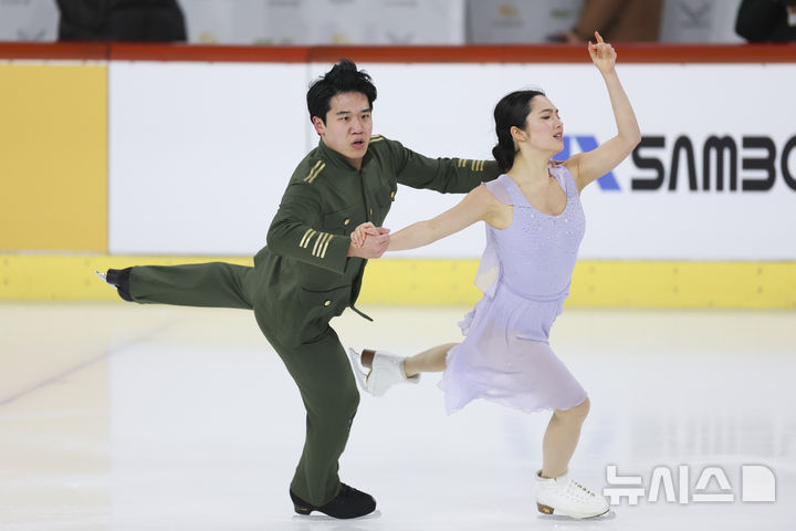 [서울=뉴시스] 김근수 기자 = 피겨스케이팅 선수 임해나-권예 조가 4일 서울 양천구 목동 아이스링크에서 열린 제80회 전국남녀 피겨스케이팅 종합선수권대회 댄스 시니어 프리 댄스에서 연기를 펼치고 있다. 2026.01.04. ks@newsis.com