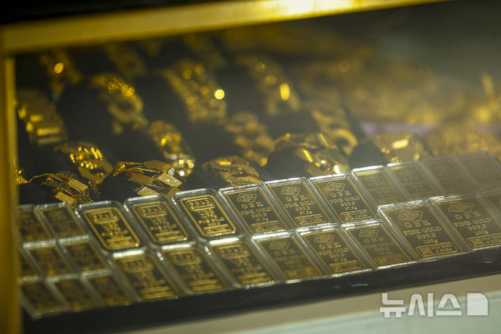 [서울=뉴시스] 정병혁 기자 = 4일 서울시내 금은방에 골드바가 진열되어 있다. 국제 금 가격이 올해 7% 상승할 것으로 시장 전문가들이 전망했다. 영국 일간 파이낸셜타임스(FT)에 따르면 11개 금융업체 전문가들의 올해 말 금 가격 전망치 평균은 온스(약 28.3g) 당 4610달러로 조사됐다. 상승률은 지난해 64%보다 크게 둔화하겠지만, 금값이 올해도 사상 최고가를 경신할 것이라는 예상이다. 2026.01.04. jhope@newsis.com