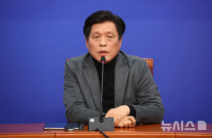 [서울=뉴시스] 김금보 기자 = 조승래 더불어민주당 사무총장이 4일 오전 서울 여의도 국회에서 열린 기자간담회에서 질문에 답변을 하고 있다. 2026.01.04. kgb@newsis.com