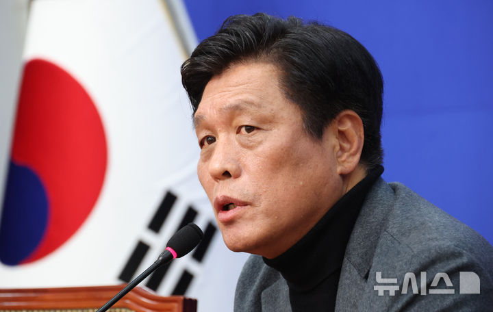 [서울=뉴시스] 김금보 기자 = 조승래 더불어민주당 사무총장이 4일 오전 서울 여의도 국회에서 열린 기자간담회에서 질문에 답변을 하고 있다. 2026.01.04. kgb@newsis.com