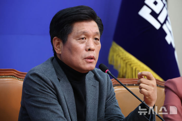 [서울=뉴시스] 김금보 기자 = 조승래 더불어민주당 사무총장이 4일 오전 서울 여의도 국회에서 열린 기자간담회에서 질문에 답변을 하고 있다. 2026.01.04. kgb@newsis.com