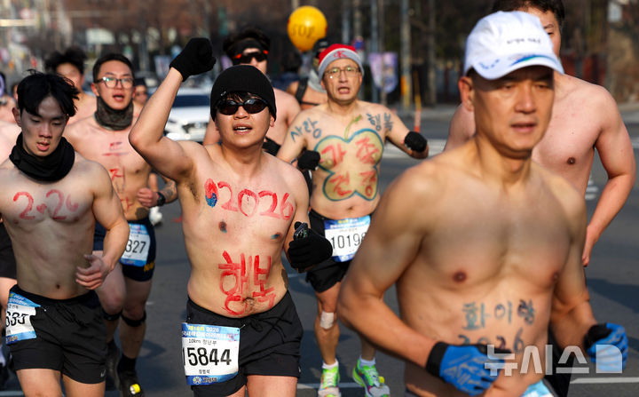 [대구=뉴시스] 이무열 기자 = 4일 대구 달서구 두류공원 2.28 자유광장에서 열린 2026 전국 새해 알몸마라톤대회에서 몸에 새해 소망을 적은 참가자들이 힘차게 달리고 있다. 2026.01.04. lmy@newsis.com