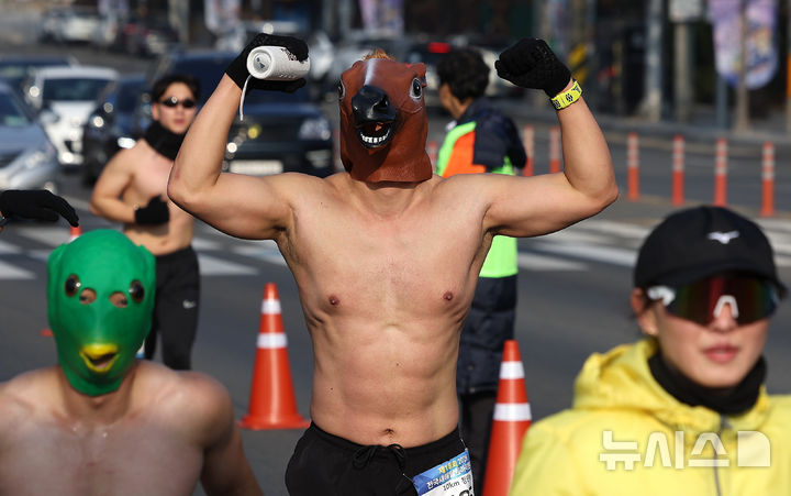 [대구=뉴시스] 이무열 기자 = 4일 대구 달서구 두류공원 2.28 자유광장에서 열린 2026 전국 새해 알몸마라톤대회에서 한 참가자가 말의 탈을 쓰고 힘차게 달리고 있다. 2026.01.04. lmy@newsis.com