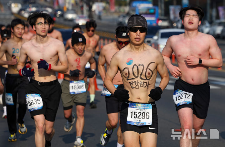 [대구=뉴시스] 이무열 기자 = 4일 대구 달서구 두류공원 2.28 자유광장에서 열린 2026 전국 새해 알몸마라톤대회에서 몸에 새해 소망을 적은 참가자들이 힘차게 달리고 있다. 2026.01.04. lmy@newsis.com