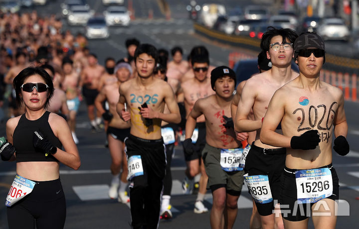 [대구=뉴시스] 이무열 기자 = 4일 대구 달서구 두류공원 2.28 자유광장에서 열린 2026 전국 새해 알몸마라톤대회에서 몸에 새해 소망을 적은 참가자들이 힘차게 달리고 있다. 2026.01.04. lmy@newsis.com