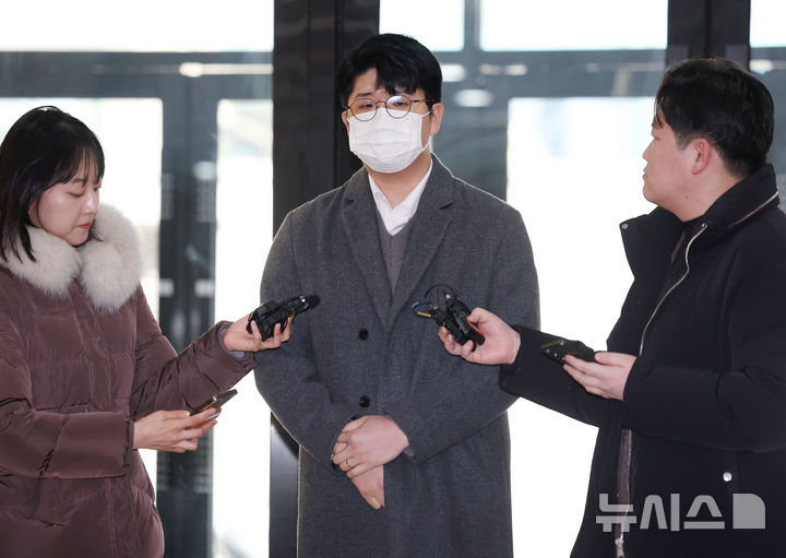 [서울=뉴시스] 김진아 기자 = '쿠팡 블랙리스트' 공익제보자 김준호 씨가 4일 서울 서초구 관봉권 띠지 폐기 의혹 및 쿠팡 퇴직금 불기소 외압 의혹 진상규명을 위한 특검 사무실에 참고인 신분으로 2차 출석하던 중 취재진 질문에 답하고 있다. 2025.01.04. bluesoda@newsis.com