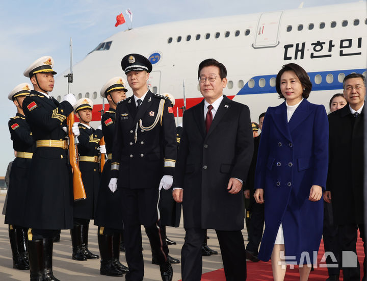 [베이징=뉴시스] 최동준 기자 = 중국을 국빈 방문한 이재명 대통령과 김혜경 여사가 4일(현지 시간) 베이징 서우두 국제공항에 도착해 이동하고 있다. 2026.01.04. photocdj@newsis.com