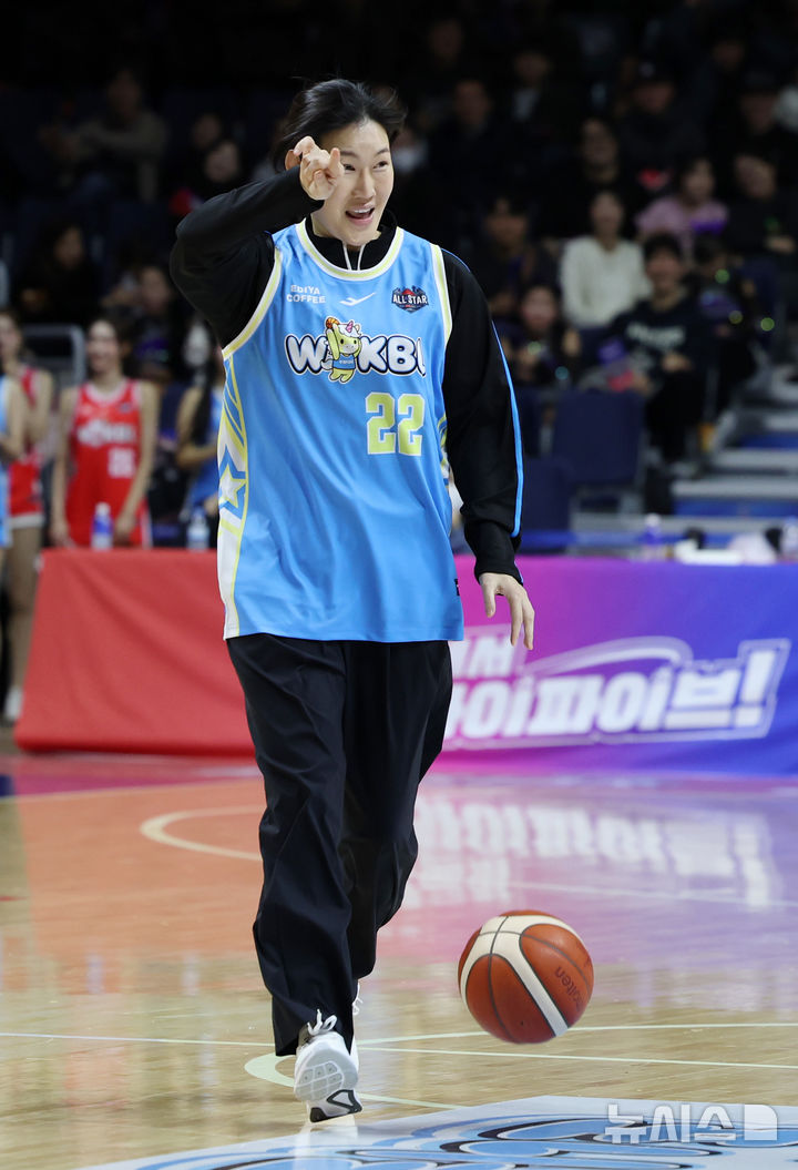 [부산=뉴시스] 이영환 기자 = 4일 오후 부산 동래구 사직실내체육관에서 열린 2025-2026 여자프로농구 올스타 페스티벌 팀 유니블과 팀 포니블의 경기 2쿼터, 팀 포니블 박정은 감독이 선수들에게 지시를 하고 있다. 2026.01.04. 20hwan@newsis.com