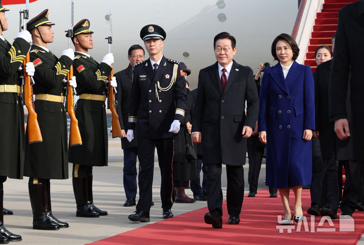 [베이징=뉴시스] 최동준 기자 = 중국을 국빈 방문한 이재명 대통령과 김혜경 여사가 4일(현지 시간) 베이징 서우두 국제공항에 도착해 이동하고 있다. 2026.01.04. photocdj@newsis.com