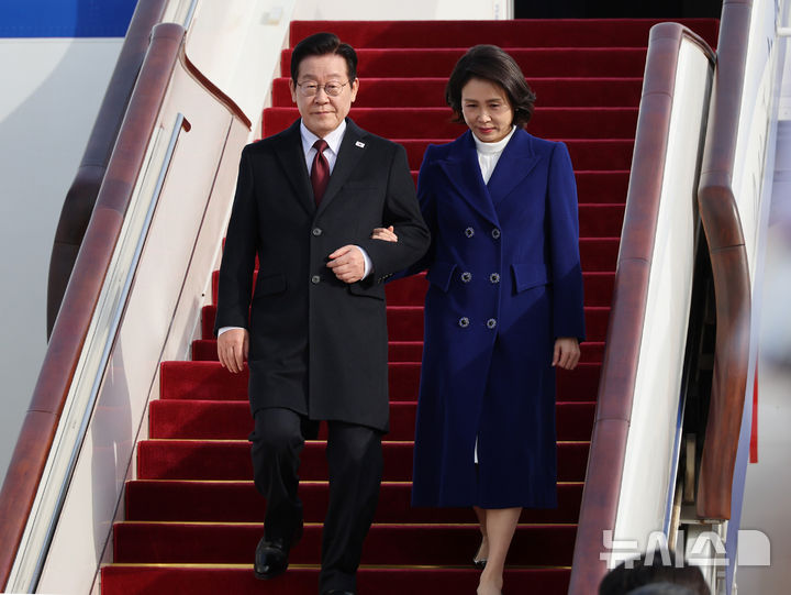 [베이징=뉴시스] 최동준 기자 = 중국을 국빈 방문한 이재명 대통령과 김혜경 여사가 4일(현지 시간) 베이징 서우두 국제공항에 도착해 공군 1호기에서 내리고 있다. 2026.01.04. photocdj@newsis.com