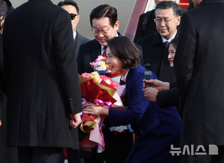 [베이징=뉴시스] 최동준 기자 = 이재명 대통령과함께 중국을 국빈 방문한 김혜경 여사가 4일(현지 시간) 베이징 서우두 국제공항에 도착해 꽃다발을 받고 있다. 2026.01.04. photocdj@newsis.com