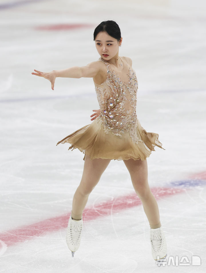 [서울=뉴시스] 김근수 기자 = 피겨스케이팅 선수 김채연(경기도빙상경기연맹)이 4일 서울 양천구 목동 아이스링크에서 열린 제80회 전국남녀 피겨스케이팅 종합선수권대회 여자 시니어 프리 스케이팅에서 연기를 펼치고 있다. 2026.01.04. ks@newsis.com