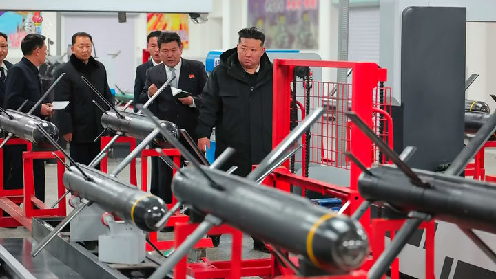 [서울=뉴시스] 북한 김정은 국무위원장이 지난 3일 중요 군수공장을 방문해 전술유도무기 생산 실태를 점검했다고 조선중앙TV가 4일 보도했다. (출처=조선중앙TV 캡처) 2026.01.04. photo@newsis.com *재판매 및 DB 금지