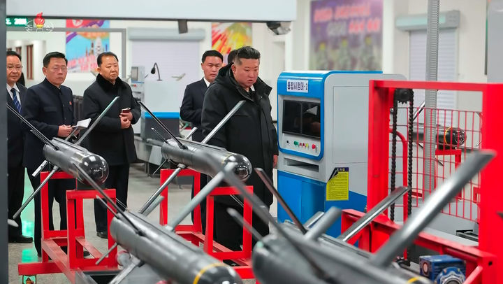 [서울=뉴시스] 북한 김정은 국무위원장이 지난 3일 중요 군수공장을 방문해 전술유도무기 생산 실태를 점검했다고 조선중앙TV가 4일 보도했다. (출처=조선중앙TV 캡처) 2026.01.04. photo@newsis.com *재판매 및 DB 금지