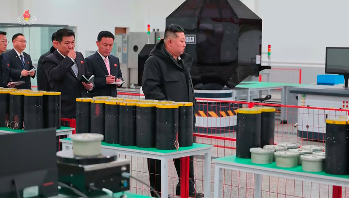 [서울=뉴시스] 북한 김정은 국무위원장이 지난 3일 중요 군수공장을 방문해 전술유도무기 생산 실태를 점검했다고 조선중앙TV가 4일 보도했다. (출처=조선중앙TV 캡처) 2026.01.04. photo@newsis.com *재판매 및 DB 금지