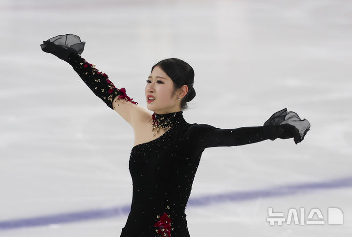 [서울=뉴시스] 김근수 기자 = 피겨스케이팅 선수 이해인(고려대)이 4일 서울 양천구 목동 아이스링크에서 열린 제80회 전국남녀 피겨스케이팅 종합선수권대회 여자 시니어 프리 스케이팅에서 연기를 마치고 관중들에게 인사하고 있다. 2026.01.04. ks@newsis.com