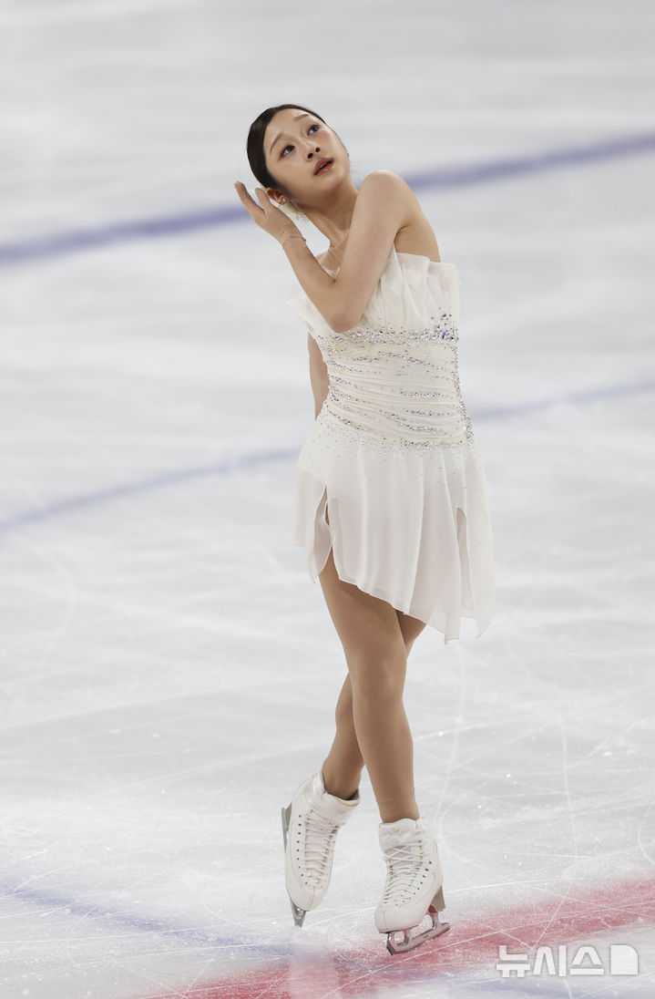 [서울=뉴시스] 김근수 기자 = 피겨스케이팅 선수 신지아(세화여고)가 4일 서울 양천구 목동 아이스링크에서 열린 제80회 전국남녀 피겨스케이팅 종합선수권대회 여자 시니어 프리 스케이팅에서 연기를 펼치고 있다. 2026.01.04. ks@newsis.com